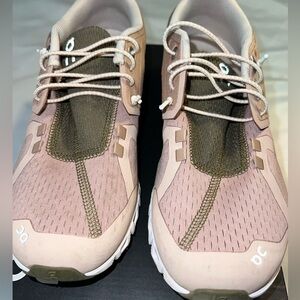 On Cloud 5 Women’s Sneakers size 8. Minimal wear. Rosebrown/Camo color combo